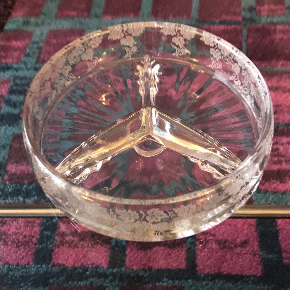 CLEAR ETCHED GLASS DIVIDED SERVING DISH • HEAVY • 7” ROUND •VINTAGE - Picture 8 of 11